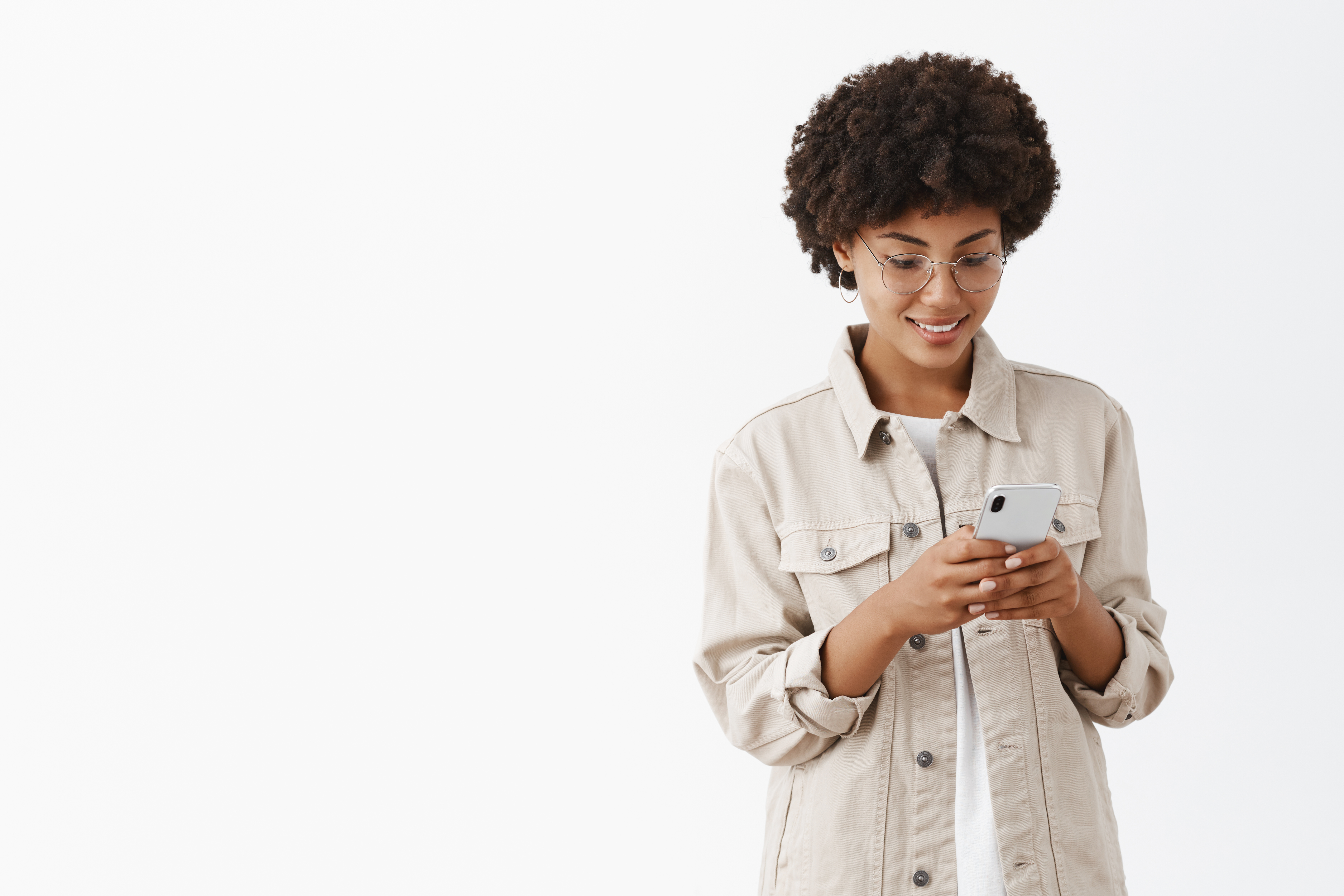 jovem digitando no celular